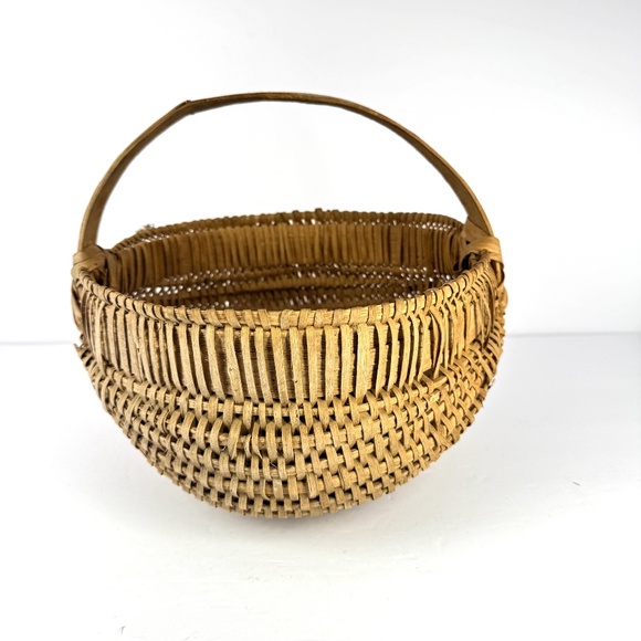 Vintage Handwoven Wicker Basket With Handle Rustic Farmhouse Cottagecore - Picture 2 of 6